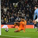 Jude Bellingham del Real Madrid marca el tercer gol de su equipo mientras está bajo la presión de John Stones del Manchester City durante el partido de ida de los octavos de final de la UEFA Champions League 2024/25 entre el Manchester City y el Real Madrid C.F. en el Manchester City Stadium el 11 de febrero de 2025 en Manchester, Inglaterra.