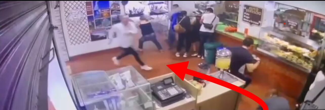 Jaime Vásquez, de camisa blanca, corre al ver que el sicario se acerca violentamente para dispararle.