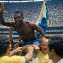 ARCHIVO - Pelé festeja la coronación de Brasil en el Mundial de 1970 en el Estadio Azteca de Ciudad de México, tras una victoria sobre Italia (AP Foto, archivo)
