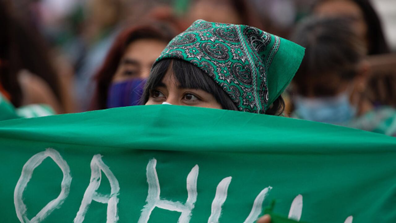 Mujeres participan en una protesta durante el Día Internacional del Aborto Seguro en la plaza principal del Zócalo, en Ciudad de México, México, el 28 de septiembre de 2022. (Foto de Daniel Cárdenas/Agencia Anadolu vía Getty Images)