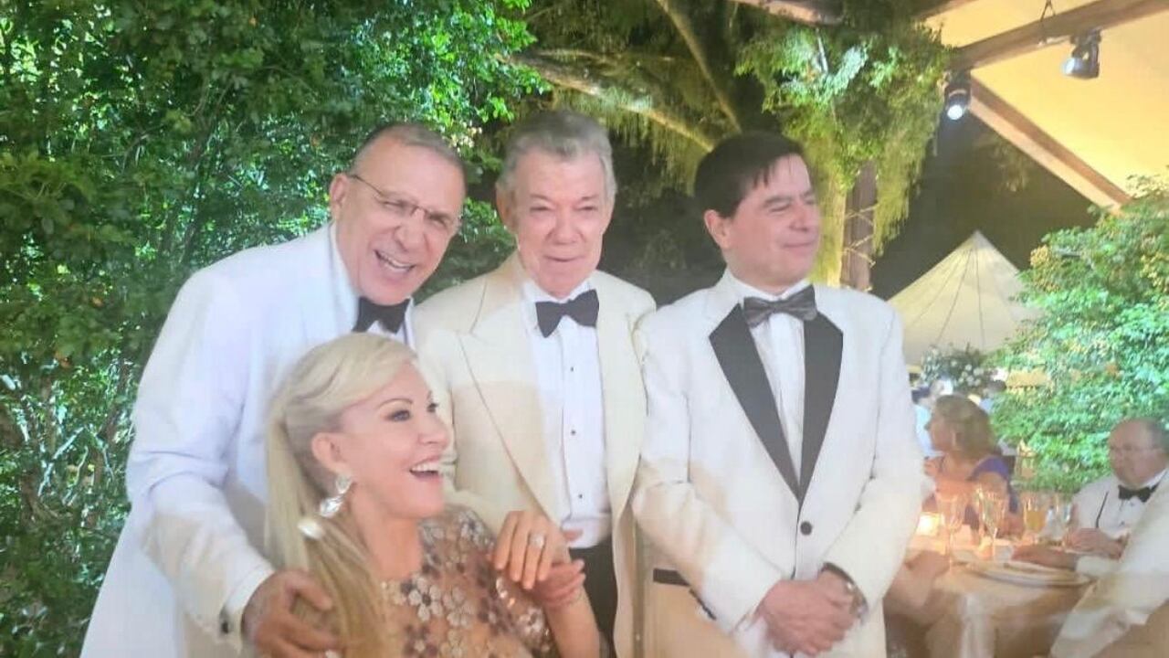 Juan Manuel Santos, Roy Barreras y Juan Fernando Cristo reunidos en el matrimonio de Esteban Santos y Gabriela Tafur.