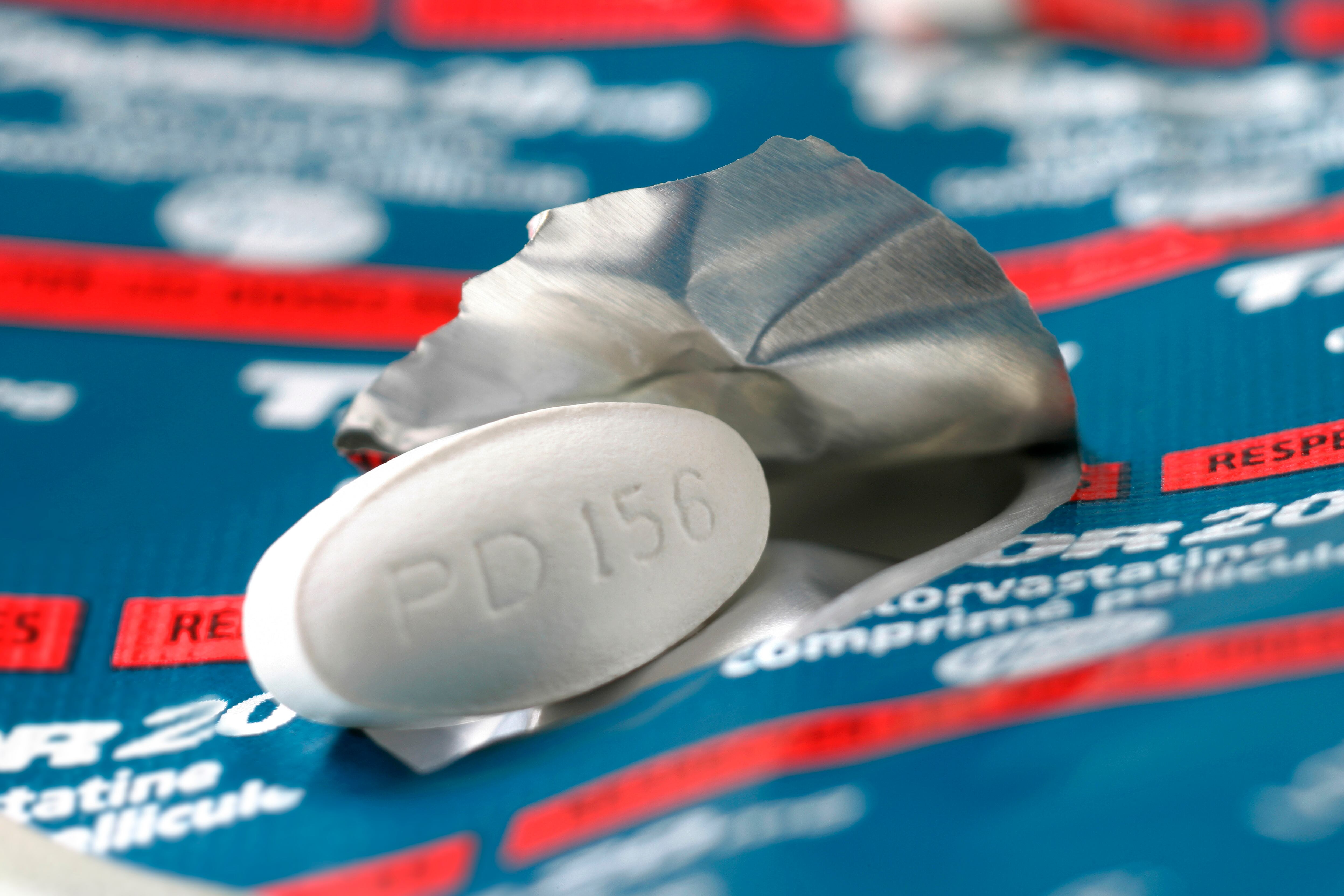 Tahor. Sustancia activa Atorvastatina. Agente hipolipémico de clase terapéutica. La atorvastatina tiene actividad inhibidora de una enzima Hmg Coa reductasa que interviene en la síntesis intracelular del colesterol.