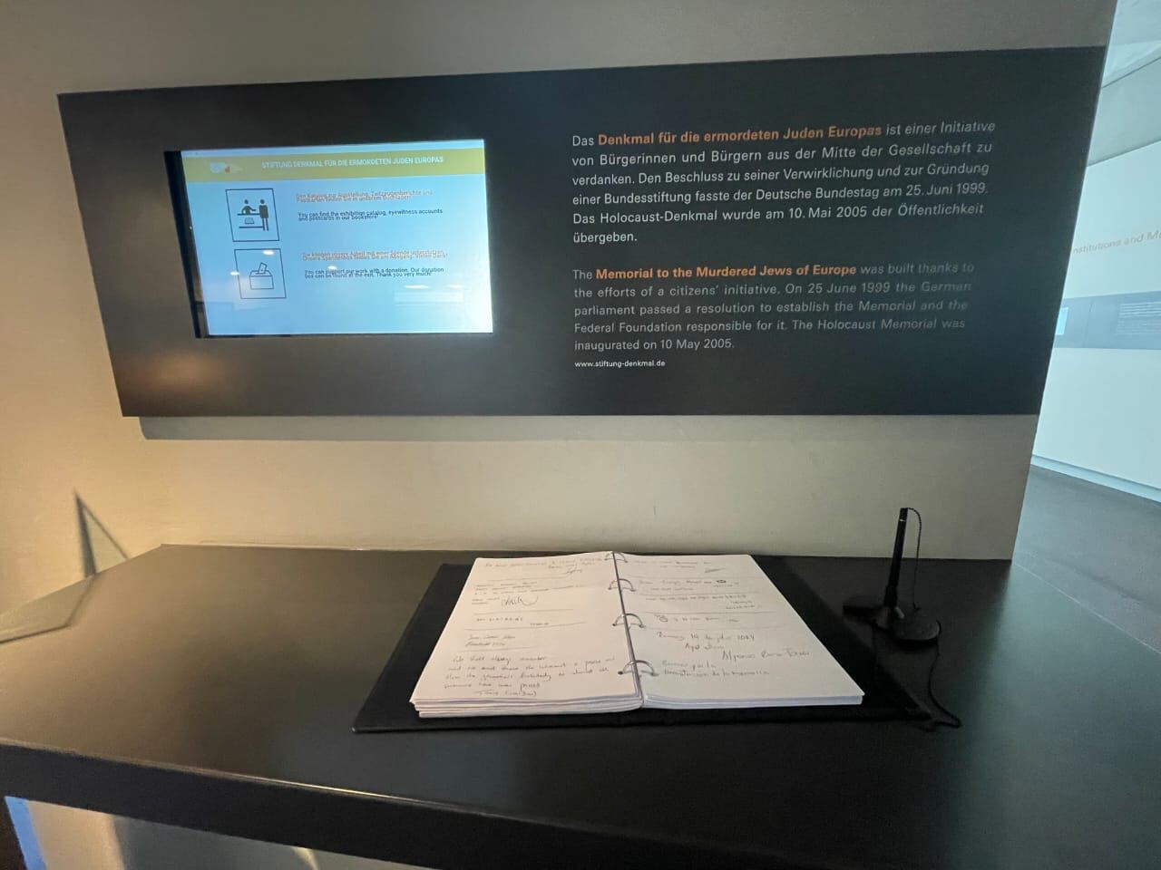 La firma que se puede plasmar al salir del Monumento en memoria de los judíos asesinados de Europa, en Berlín (Alemania)