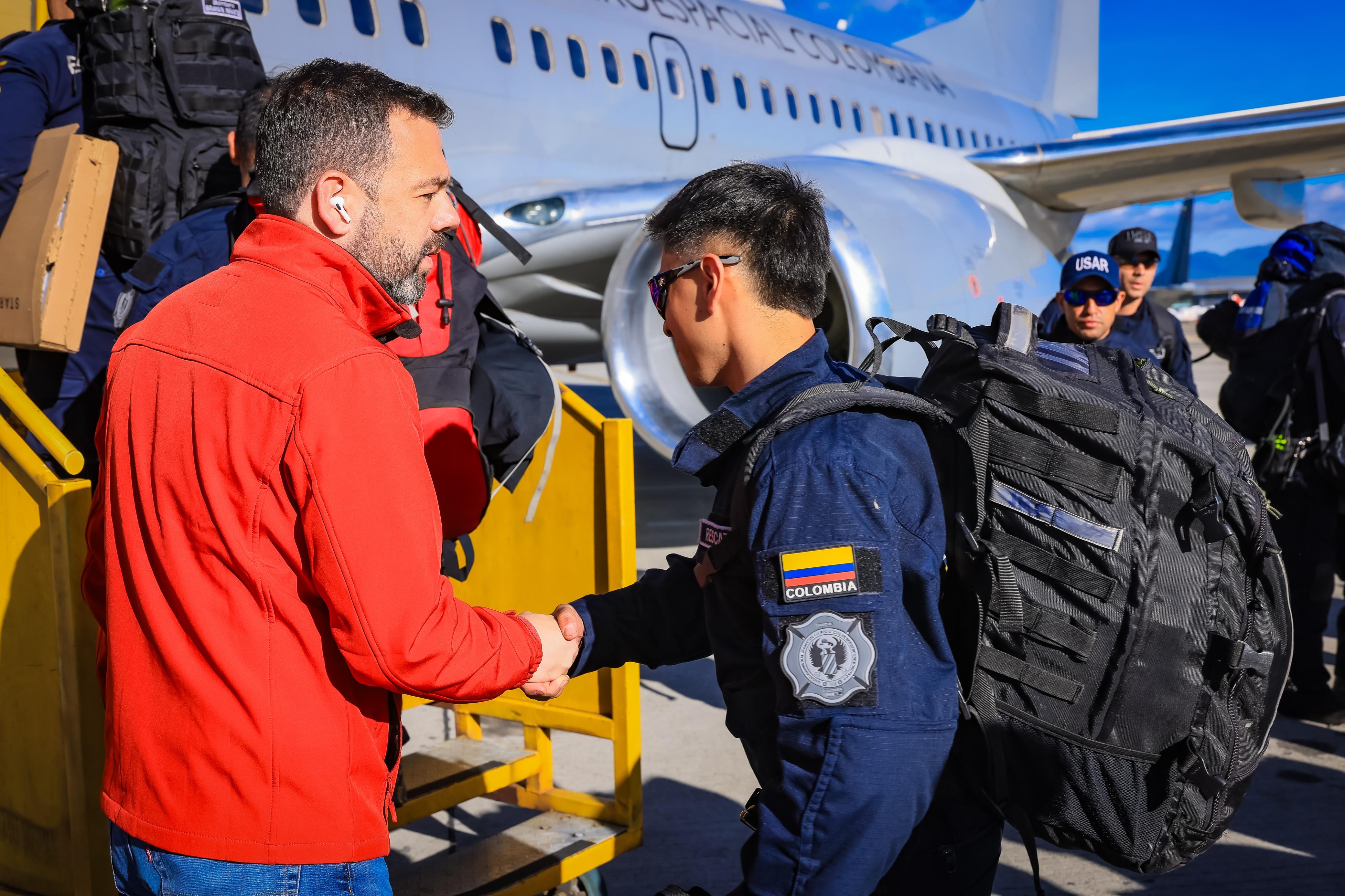 Alcalde Galán saludando a un rescatista.