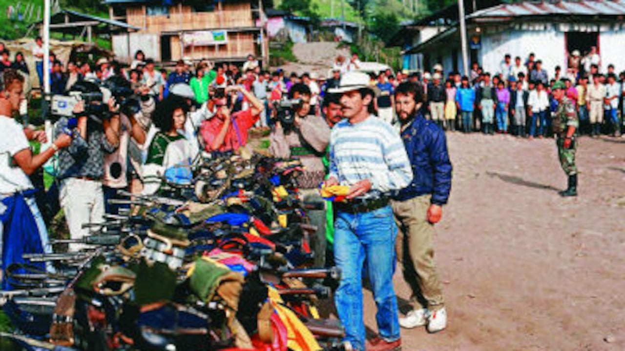 Carlos Pizarro, exdirigente asesinado del M-19 durante la ceremonia de entrega de armas.
