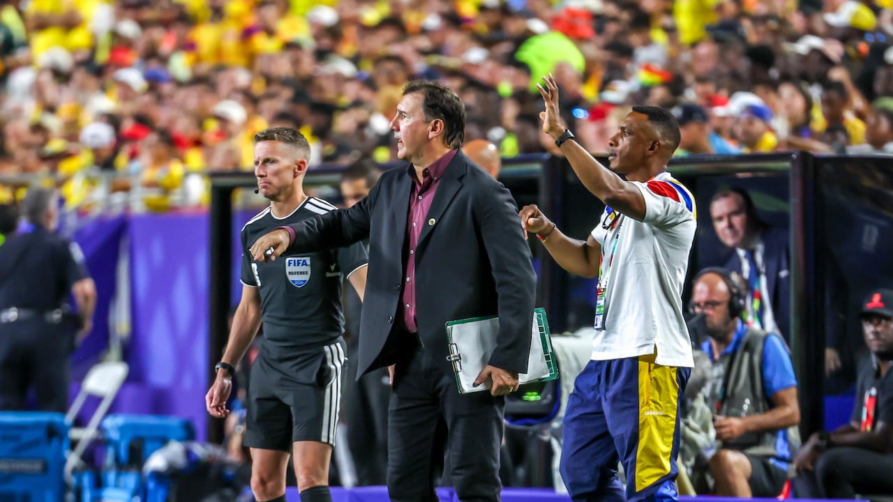 Néstor Lorenzo, técnico de Colombia, da indicaciones durante el juego ante Ghana, en los dieciseisavos de final del Mundial 2026.