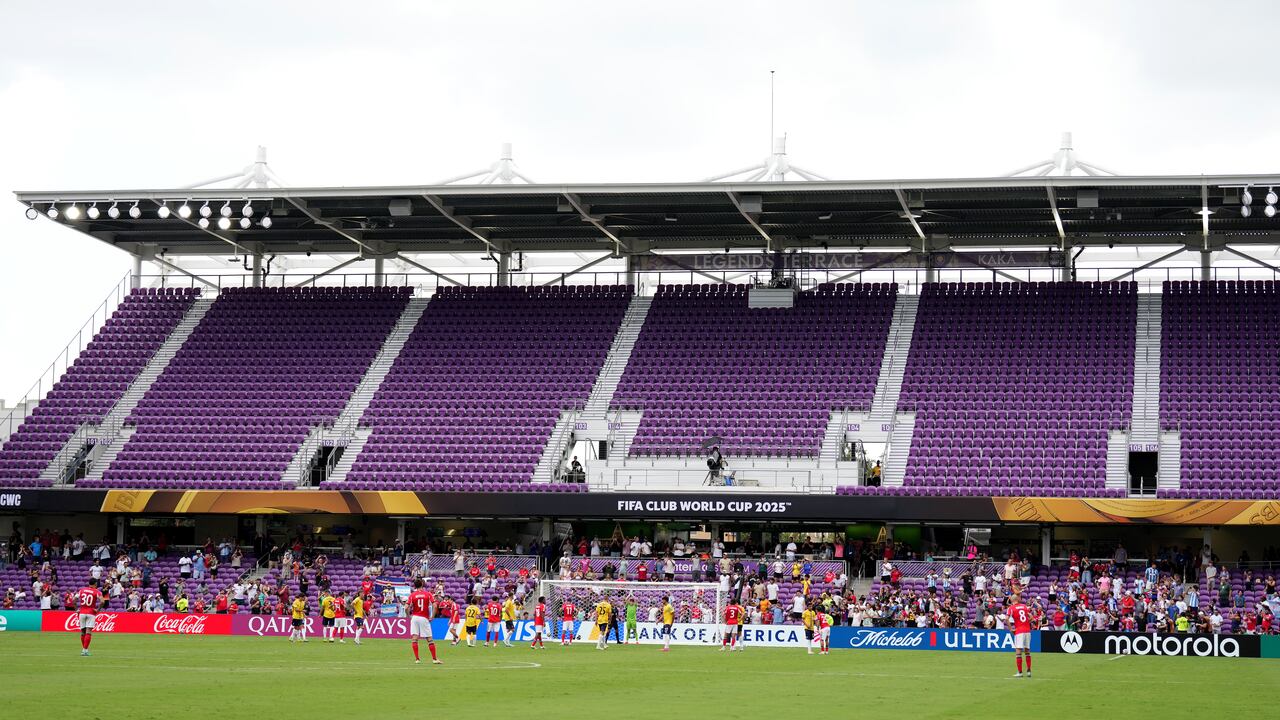 Momento exacto de la suspensión en el partido de Benfica vs. Auckland City FC