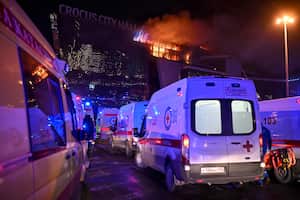 Ambulancias estacionadas cerca del Crocus City Hall, el 22 de marzo de 2024, en el extremo occidental de Moscú, Rusia. (AP Foto/Dmitry Serebryakov)