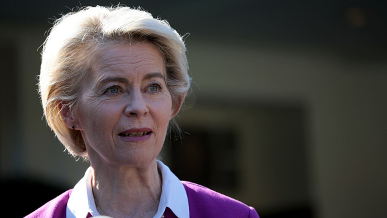 La presidenta de la Comisión Europea, Ursula von del Leyen, advirtió de la emergencia que provocará ómicron en enero en Europa.