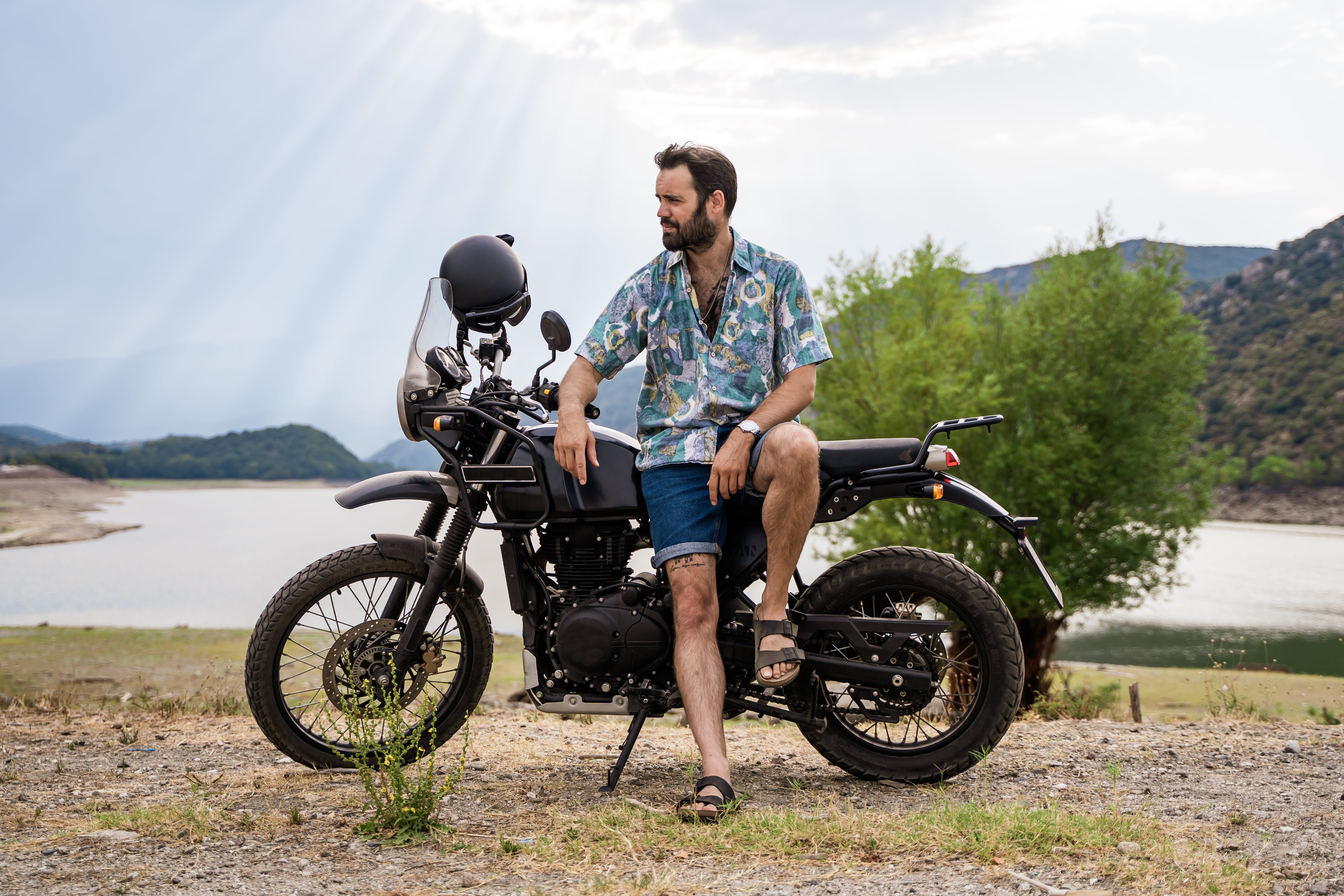 Los motociclistas en España deberán utilizar calzado cerrado para circular, según las nuevas disposiciones.