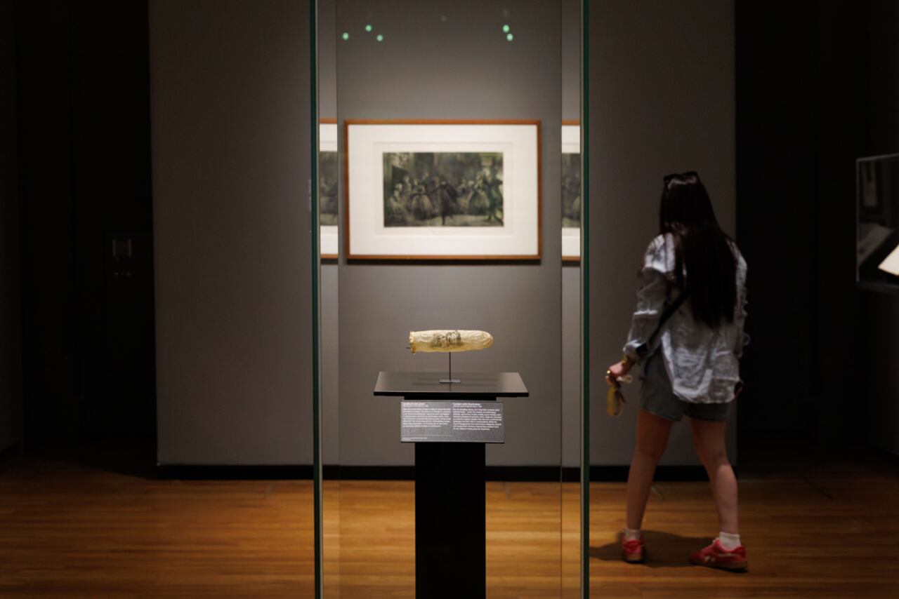 Esta imagen, cedida por el Rijksmueum, muestra un condón con estampado, circa 1830, expuesto en el Rijksmuseum de Ámsterdam. (Kelly Schenk/Rijksmuseum vía AP)