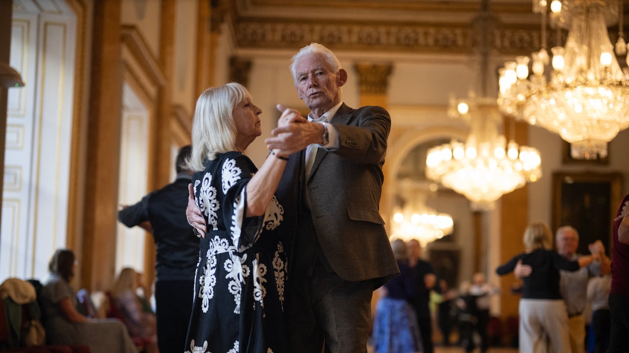 El Baile del Té, que surgió de la tradición del té de la tarde a finales del siglo XIX, está resurgiendo, especialmente desde la pandemia. Una fría tarde de lunes en la ciudad de Liverpool, al noroeste del país, 115 bailarines pagaron 12 libras para bailar vals, tango y chachachá bajo las lámparas de araña del impresionante ayuntamiento del siglo XVIII. Se ofreció té y pasteles. Foto: Oli SCARFF / AFP.