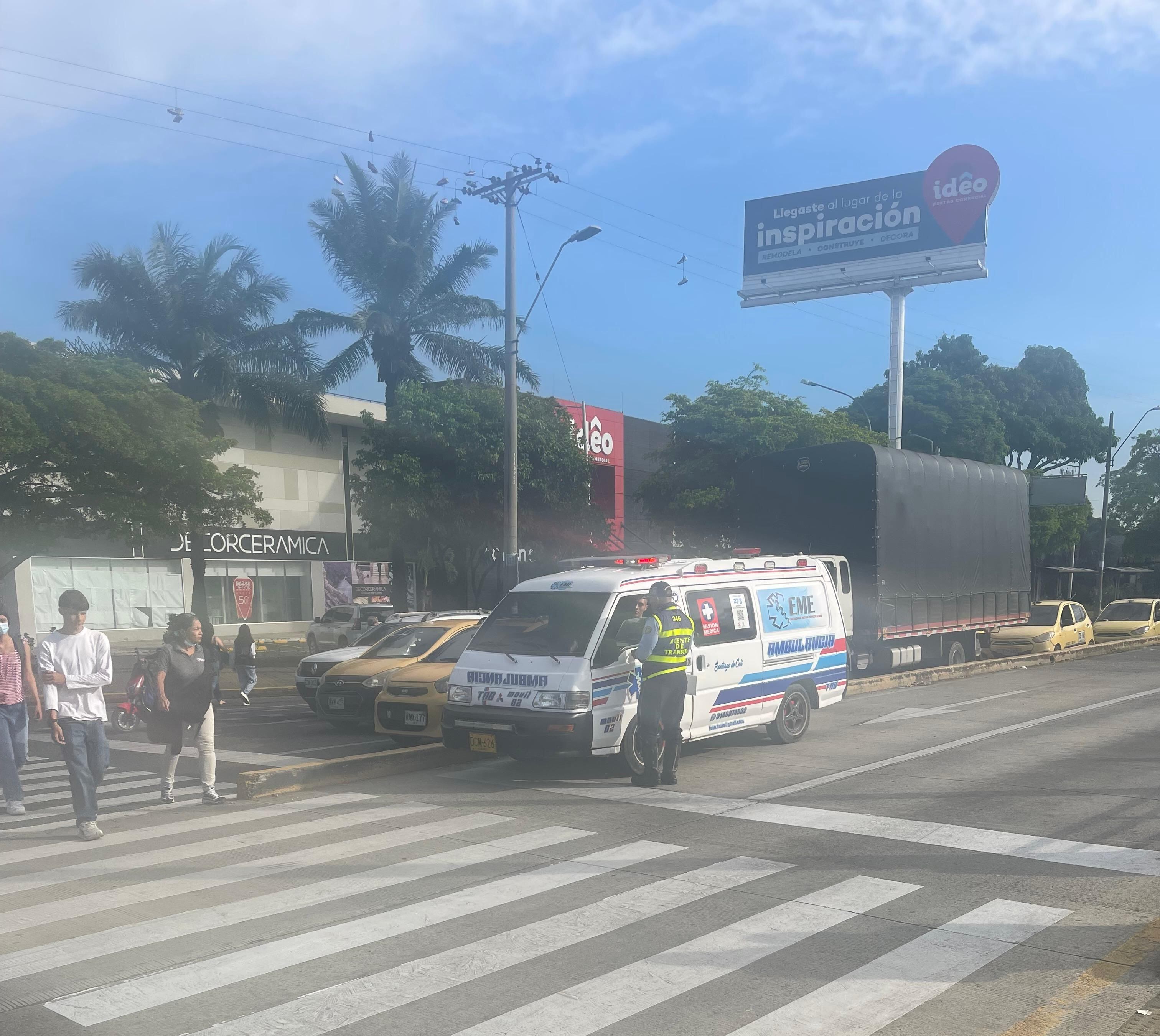 Inmovilizan ambulancia por estar realizando transporte de pasajeros en el día sin carro.