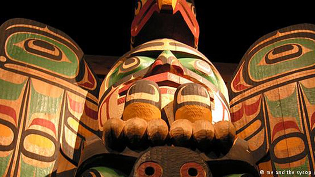 Poste nativo americano con tallas de animales tótem.