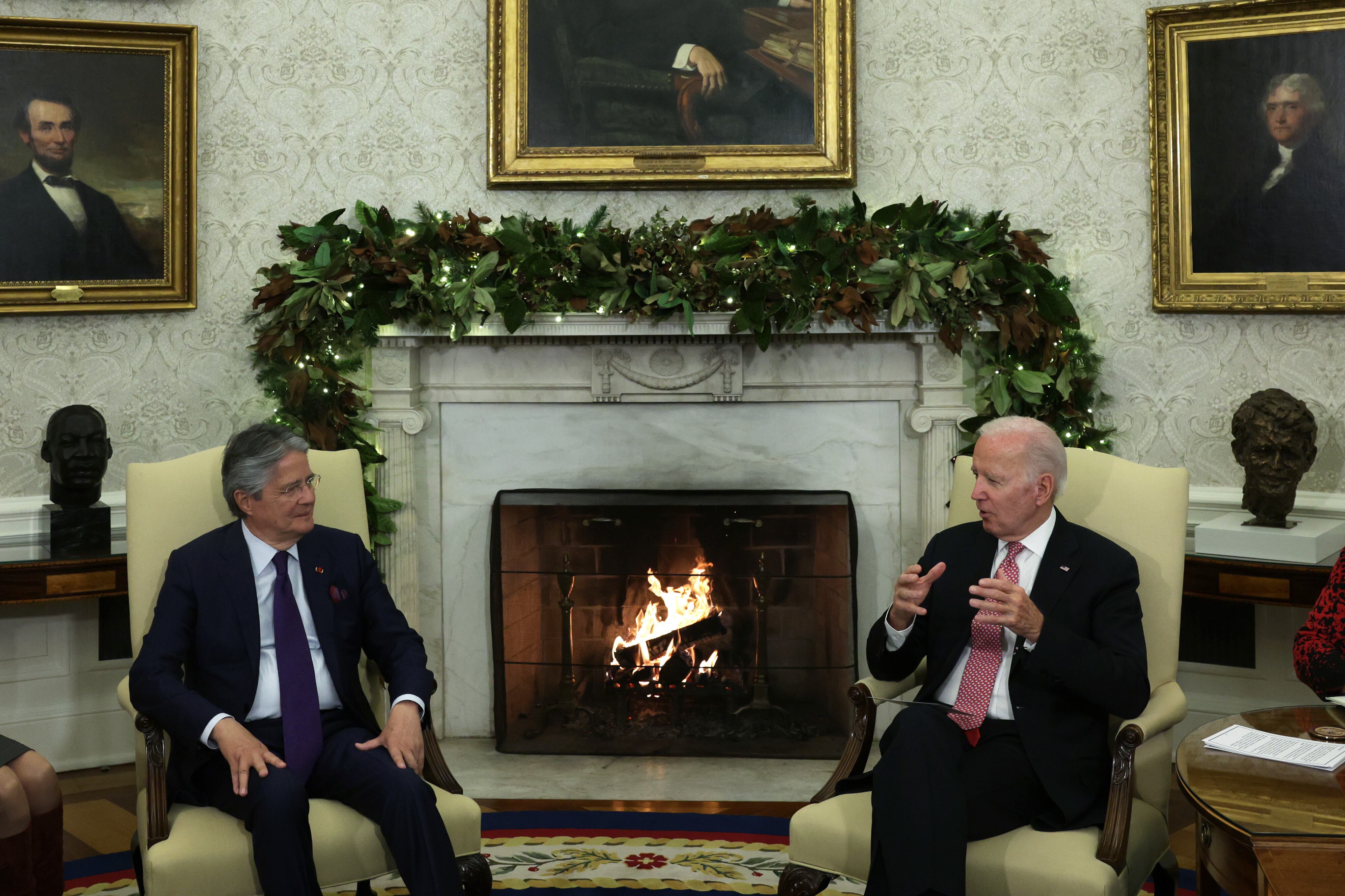 El presidente de EE. UU. Joe Biden (R) se reúne con el presidente ecuatoriano Guillermo Lasso (L) durante una reunión bilateral en la Oficina Oval de la Casa Blanca el 19 de diciembre de 2022 en Washington, DC.