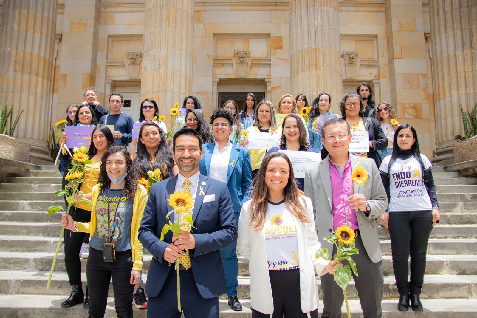 Pacientes de varias ciudades de Colombia, en el Congreso de la República, en septiembre del 2021, cuando se radicó el proyecto de la ley endometriosis.