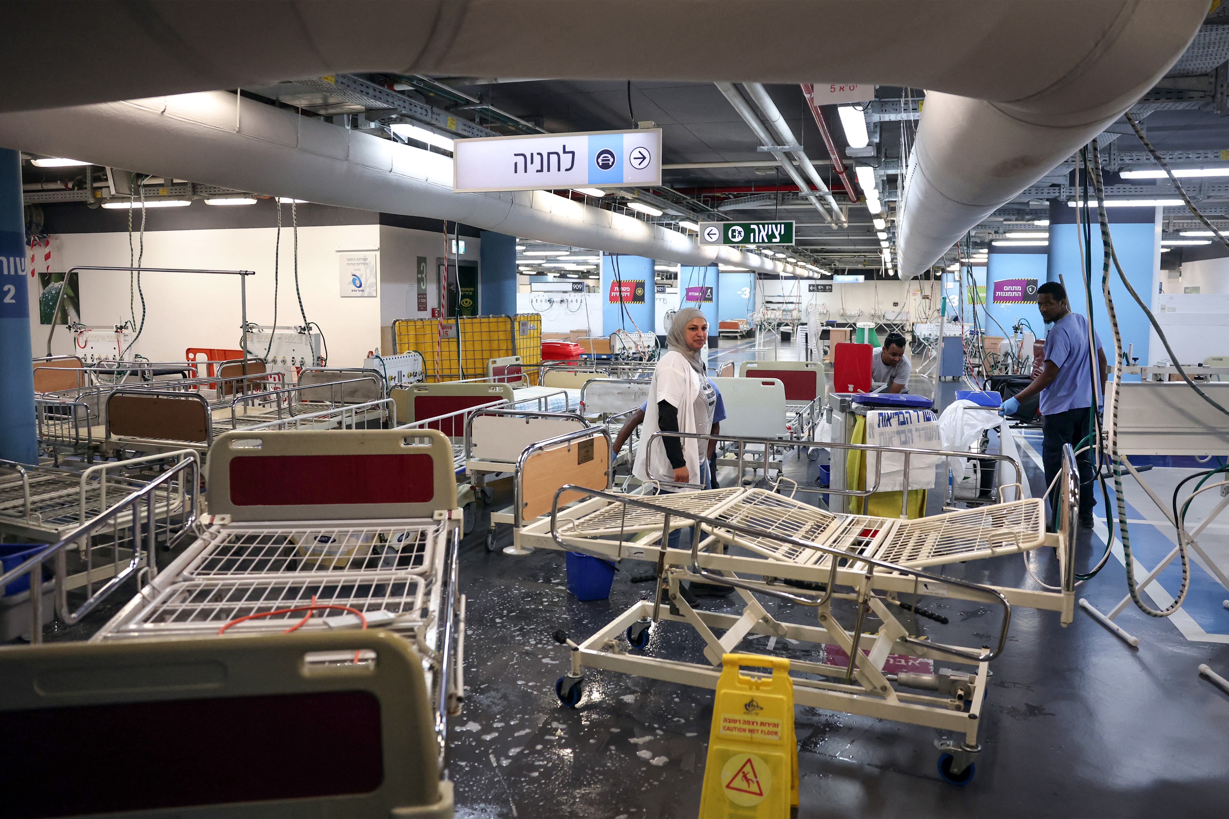 El personal médico organiza un hospital subterráneo de emergencia improvisado en el estacionamiento del Rambam Health Care Campus (RHCC) en Haifa, en el norte de Israel, el 12 de octubre de 2023.
