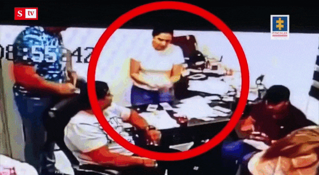 La excongresista Aida Merlano fue captada en video contando fajos de billetes.