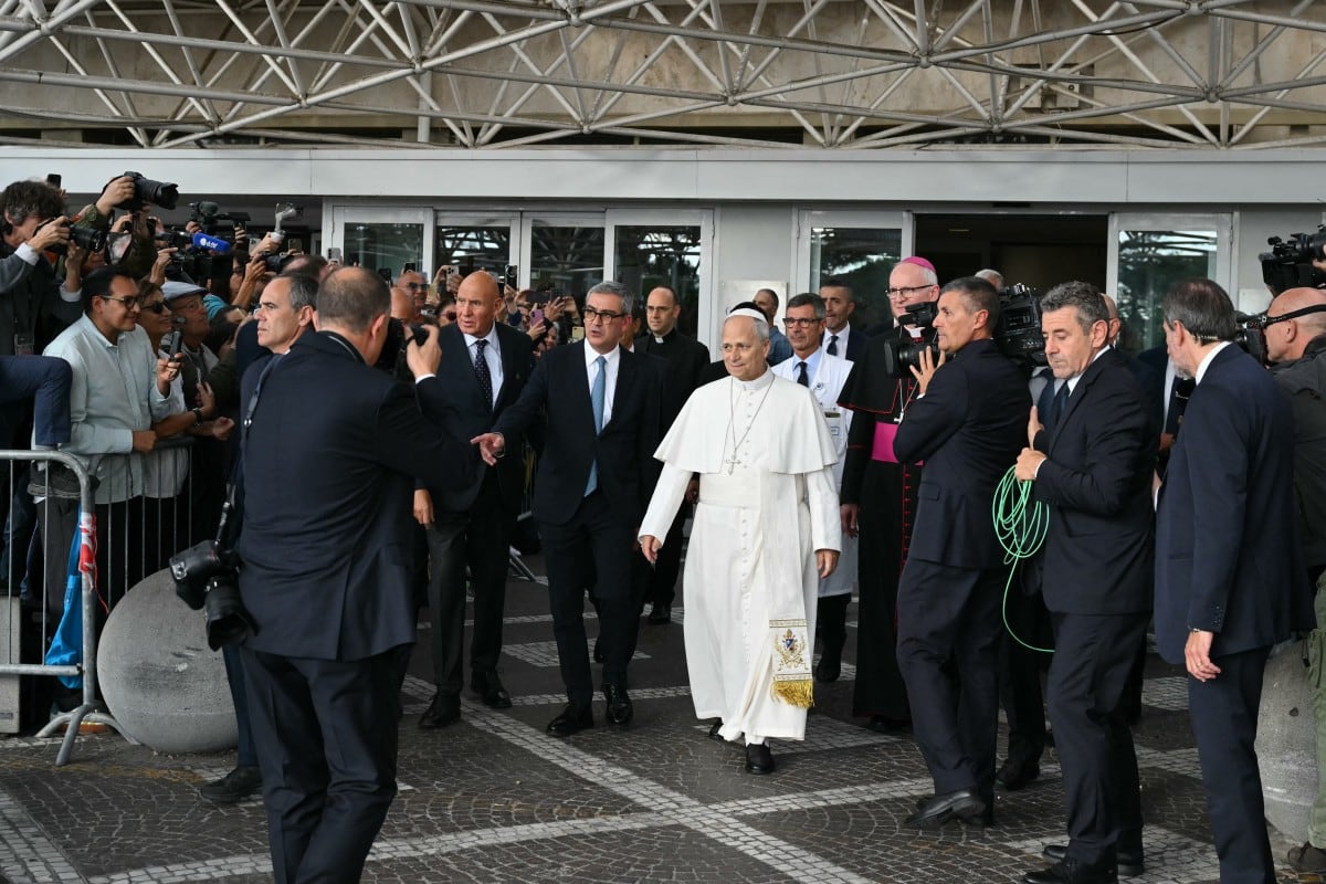 El papa León XIV abandona el Hospital Universitario Gemelli, en Roma.
