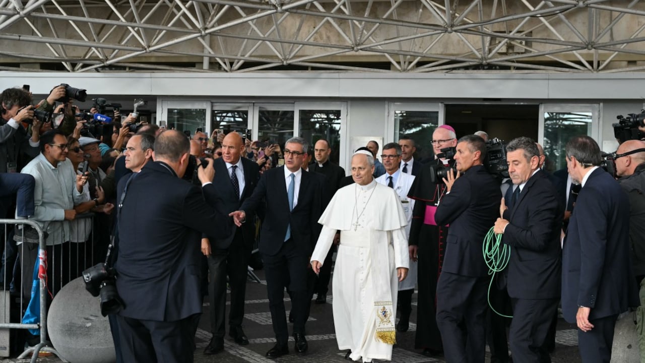 El papa León XIV abandona el Hospital Universitario Gemelli, en Roma.