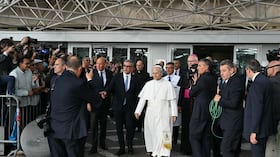 El papa León XIV abandona el Hospital Universitario Gemelli, en Roma.