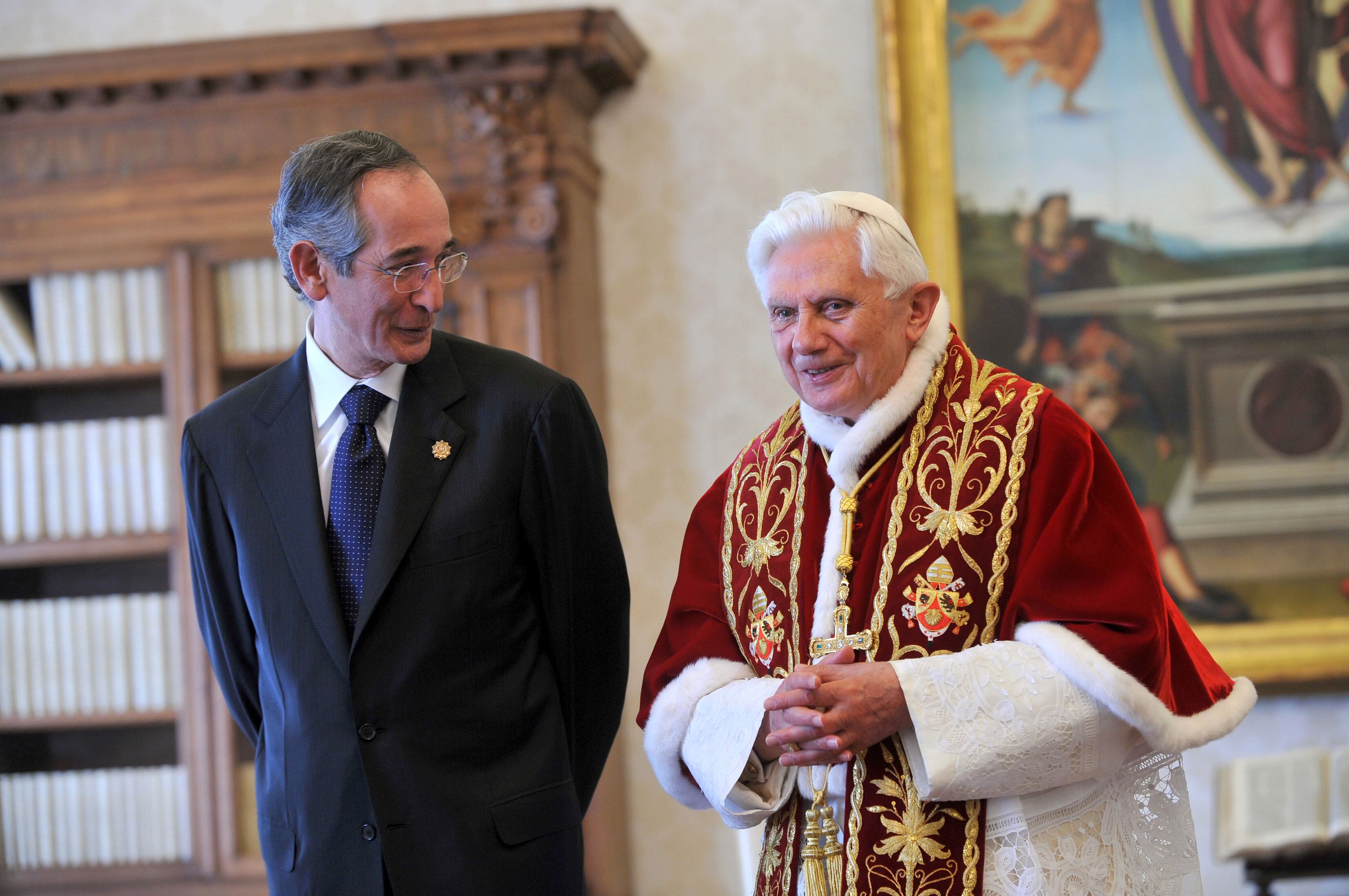 Álvaro Colom junto al papa emérito Benedicto XVI, ambos fallecidos.