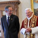 Álvaro Colom junto al papa emérito Benedicto XVI, ambos fallecidos.