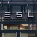 Demandan a la compañía por acoso sexual.