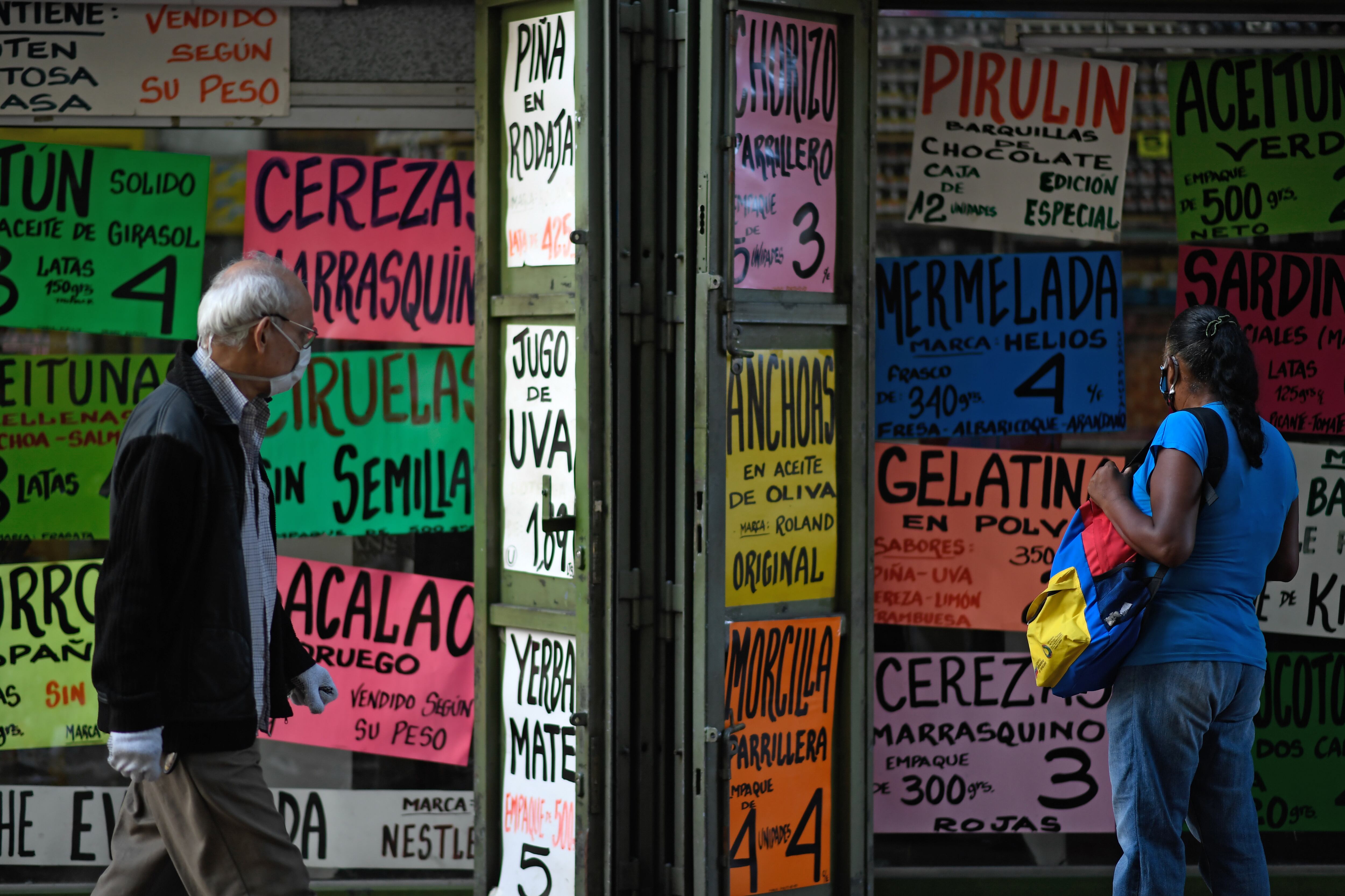 Aunque estuvo proscrito durante 15 años, el billete verde americano gana cada vez más poder en un país golpeado por años de recesión e hiperinflación. Nadie quiere bolívares, la debilitada moneda nacional.