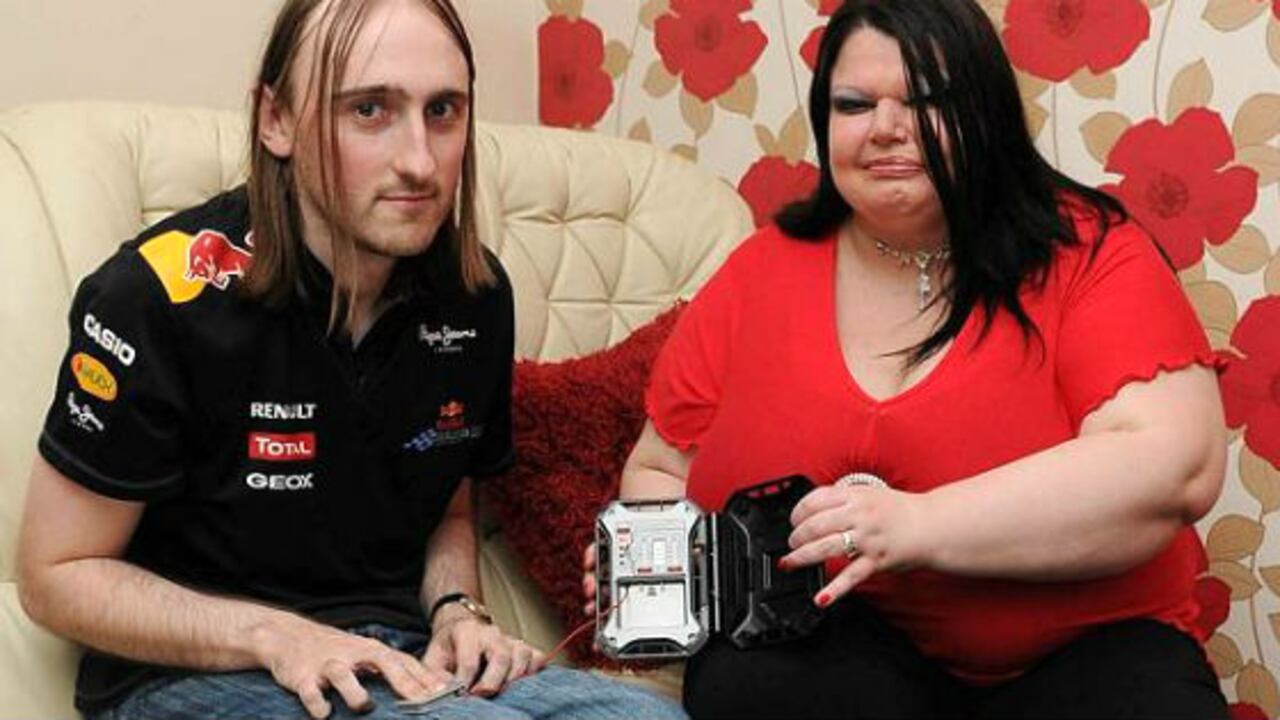 La escocesa Debbi Wood intercepta el teléfono y el correo de su esposo, Steve, pone filtros en su computadora para que no pueda ver pornografía y lo somete a un detector de mentiras cuando llega a casa.