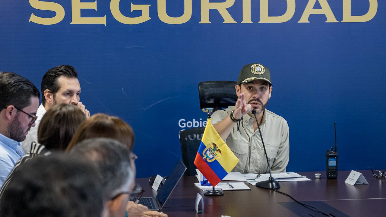 El presidente Abelardo De La Espriella lidera un consejo de seguridad en Santa Marta.