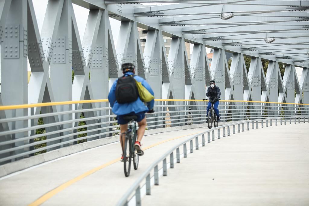 Esta construcción fortalece la red de ciclorrutas en la ciudad, conectando con el paso de bicicletas que comienza en la carrera 9, y llega a la avenida Suba