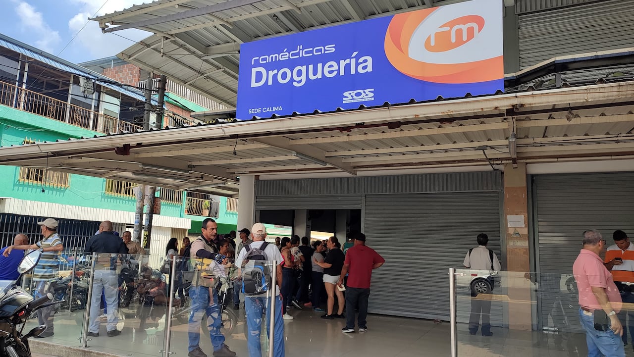 Usuarios de la EPS SOS afectados por el cambio de dispensario a droguerías Ramedicas en Cali. En el barrio Calima la gente pasa la noche esperando por una de las 200 fichas para ser atendidos y reclamar medicamentos.