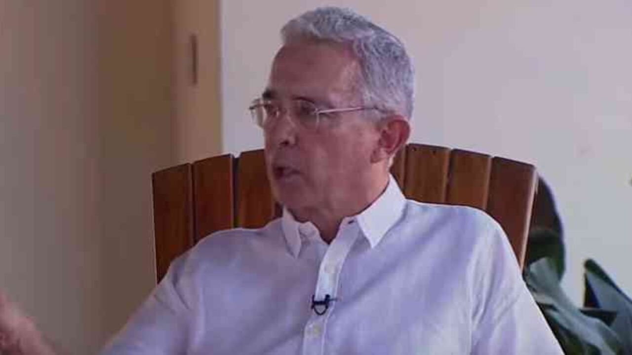 El expresidente Álvaro Uribe en Vicky en Semana
