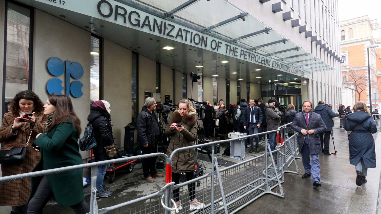 Los miembros del cártel productor de petróleo de la OPEP y los países aliados liderados por Rusia firmaron el miércoles 1 de septiembre de 2021 para aumentar gradualmente la producción a medida que la economía mundial y la demanda de combustible continúan recuperándose de lo peor de la pandemia de coronavirus. (Foto AP / Ronald Zak, archivo)