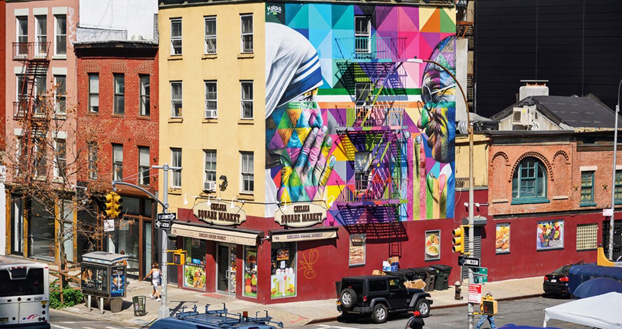 Eduardo Kobra nació en un barrio duro de las afueras de São Paulo y desde temprano entendió que pintar era lo suyo. Para algunos, su éxito radica en fusionar muralismo, gran factura y pop art.