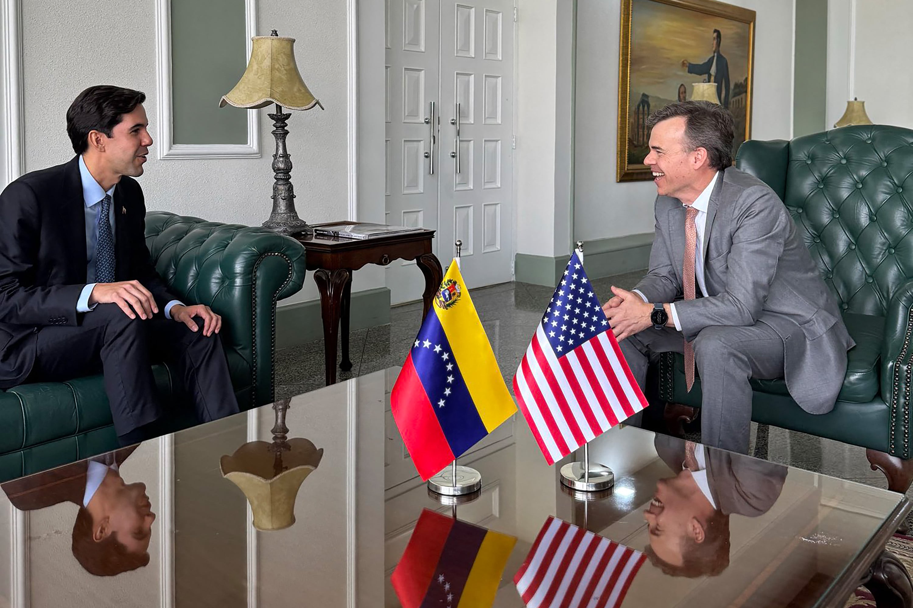 Vicecanciller de Venezuela para Europa y América del Norte, Oliver Blanco (izquierda), y al nuevo jefe de la misión diplomática estadounidense en Venezuela, John Barrett (derecha), reunidos tras su llegada a Caracas