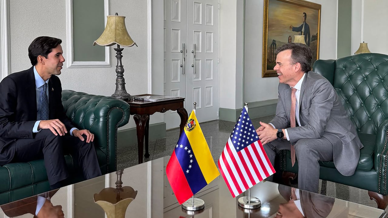 Vicecanciller de Venezuela para Europa y América del Norte, Oliver Blanco (izquierda), y al nuevo jefe de la misión diplomática estadounidense en Venezuela, John Barrett (derecha), reunidos tras su llegada a Caracas.
