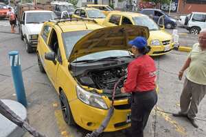 Tras el anuncio de la Empresa Gases de Occidente de la Suspensión del Servicio de Gas Domiciliario, Comercial y Vehicular, Largas filas se pueden observar en la Estación de servicio ubicada en la Cra 15 con Calle 52