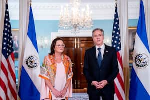 El Secretario de Estado de los Estados Unidos, Antony Blinken, y la Ministra de Relaciones Exteriores de El Salvador, Alexandra Hill.