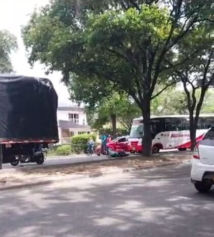 El motociclista perdió el control tras ser golpeado por un vehículo particular.