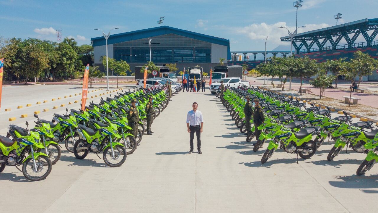 Carlos Caicedo, gobernador del Magdalena, hizo la entrega de vehículos para contrarrestar la inseguridad en el departamento.