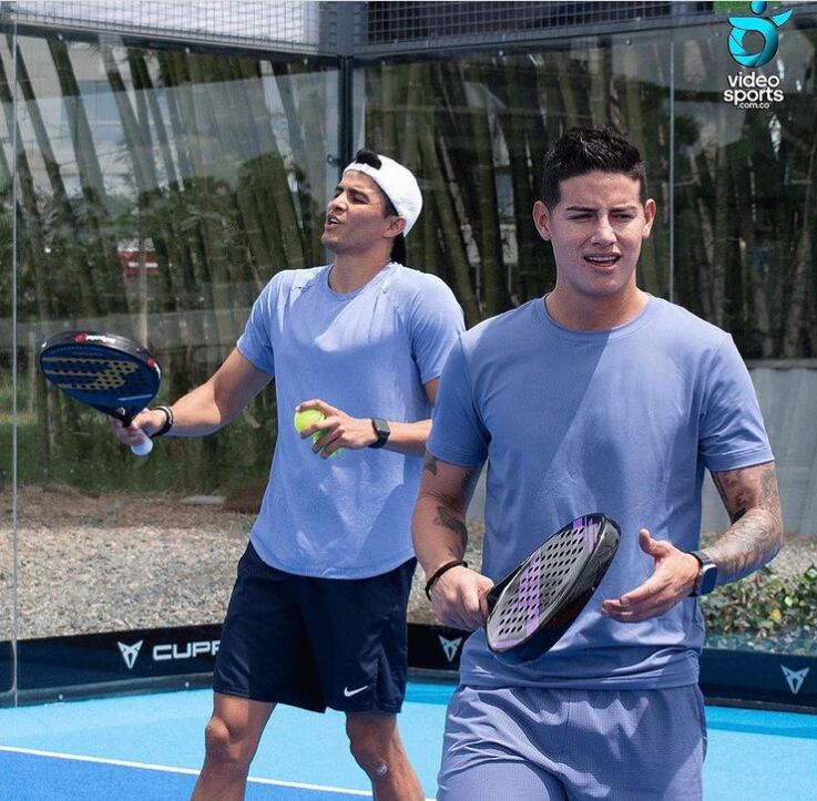 Giovanni Moreno y James Rodríguez jugando tenis.