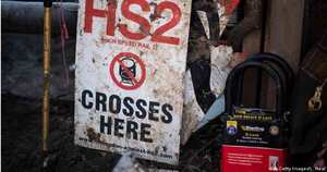 Una pancarta contra la HS2 en un campamento de Extinction Rebellion en enero de 2020. Miembros del grupo activista del cambio climático Extinction Rebellion se unieron a los esfuerzos de los activistas de la HS2 para evitar la demolición de los bosques.