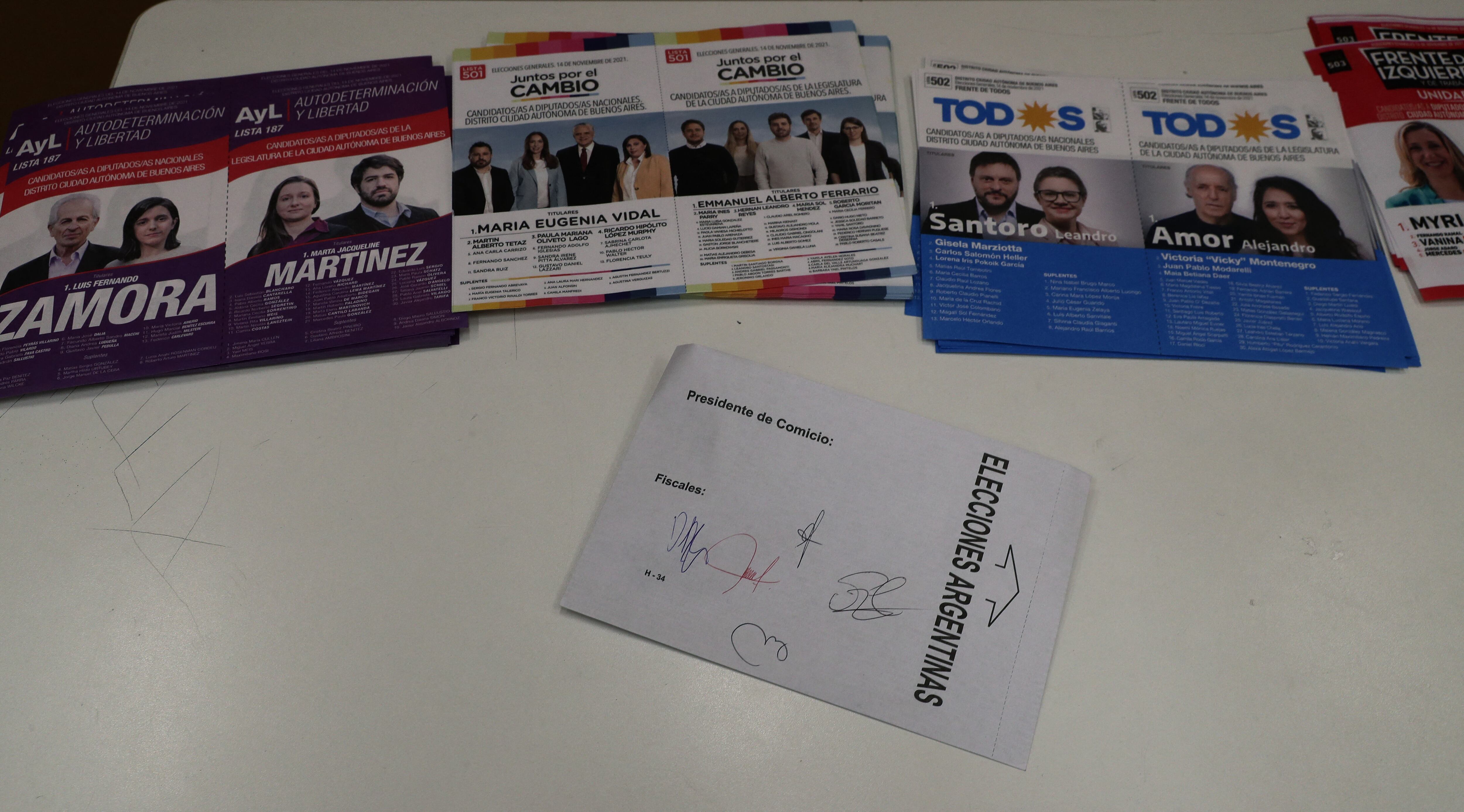 Tarjetones de votación de diferentes partidos durante mediados de las elecciones parlamentarias en Argentina