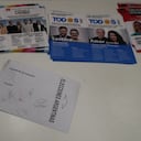 Tarjetones de votación de diferentes partidos durante mediados de las elecciones parlamentarias en Argentina