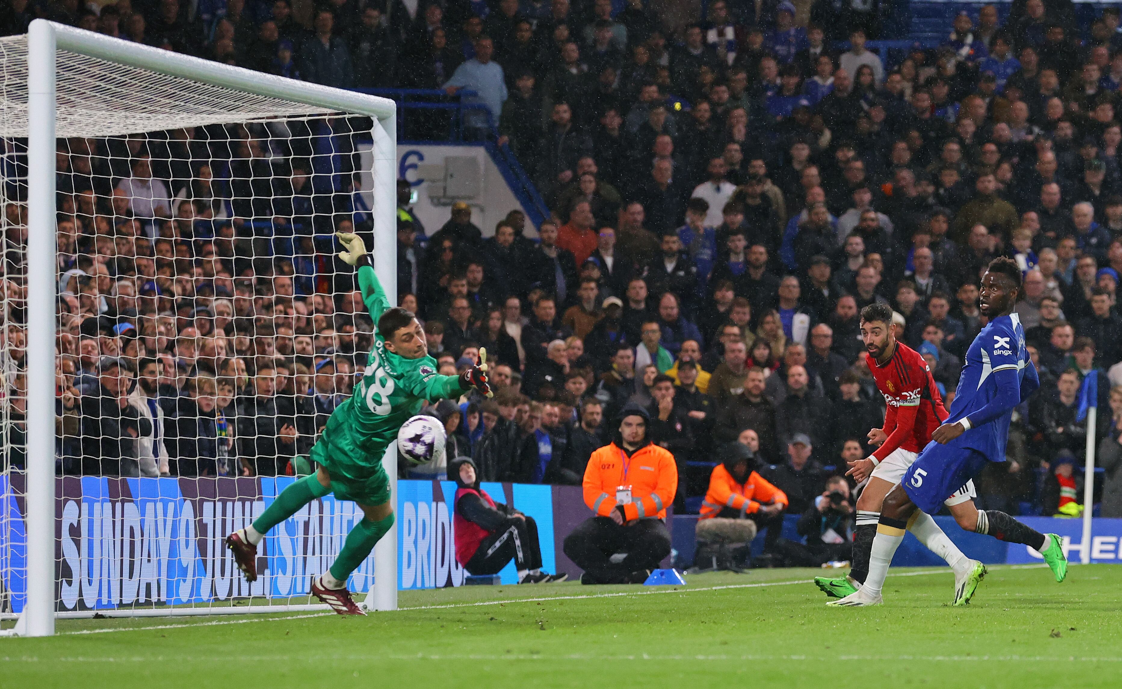 Chelsea FC vs. Manchester United se sacaron 'chispas' en el clásico de la jornada