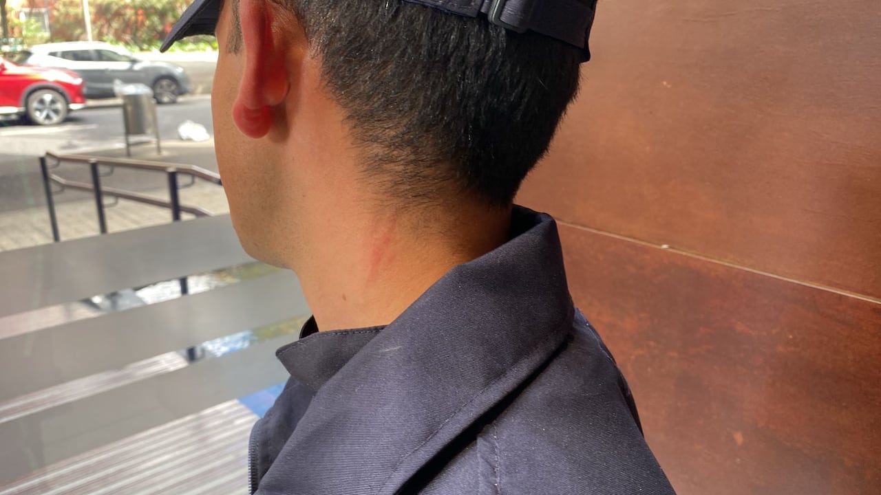 minga indígena irrumpe a la fuerza en la sede de SEMANA y destroza vidrios de sus instalaciones