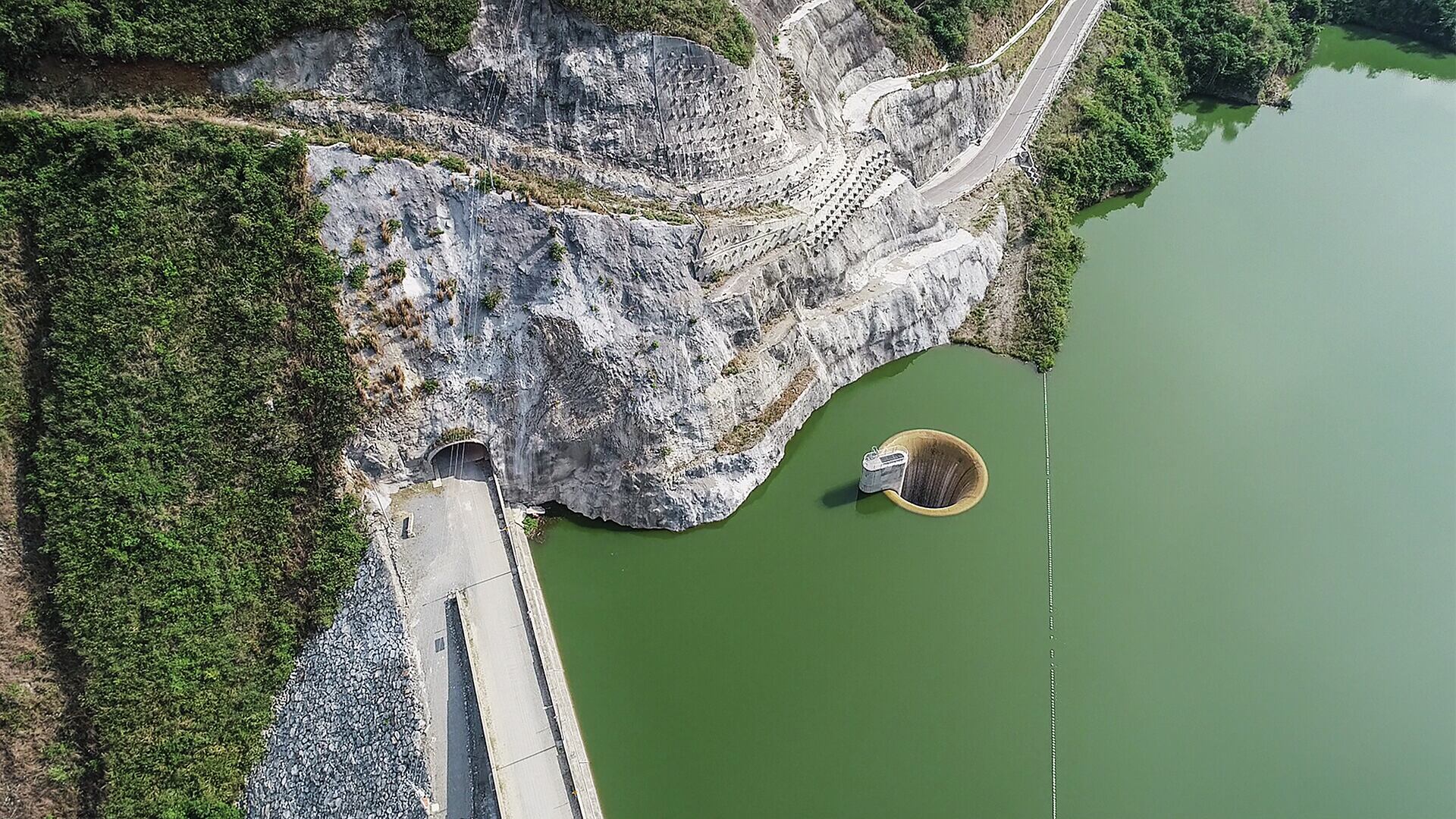 El embalse de Bucaramanga está situado en el curso del río Tona, en Santander.