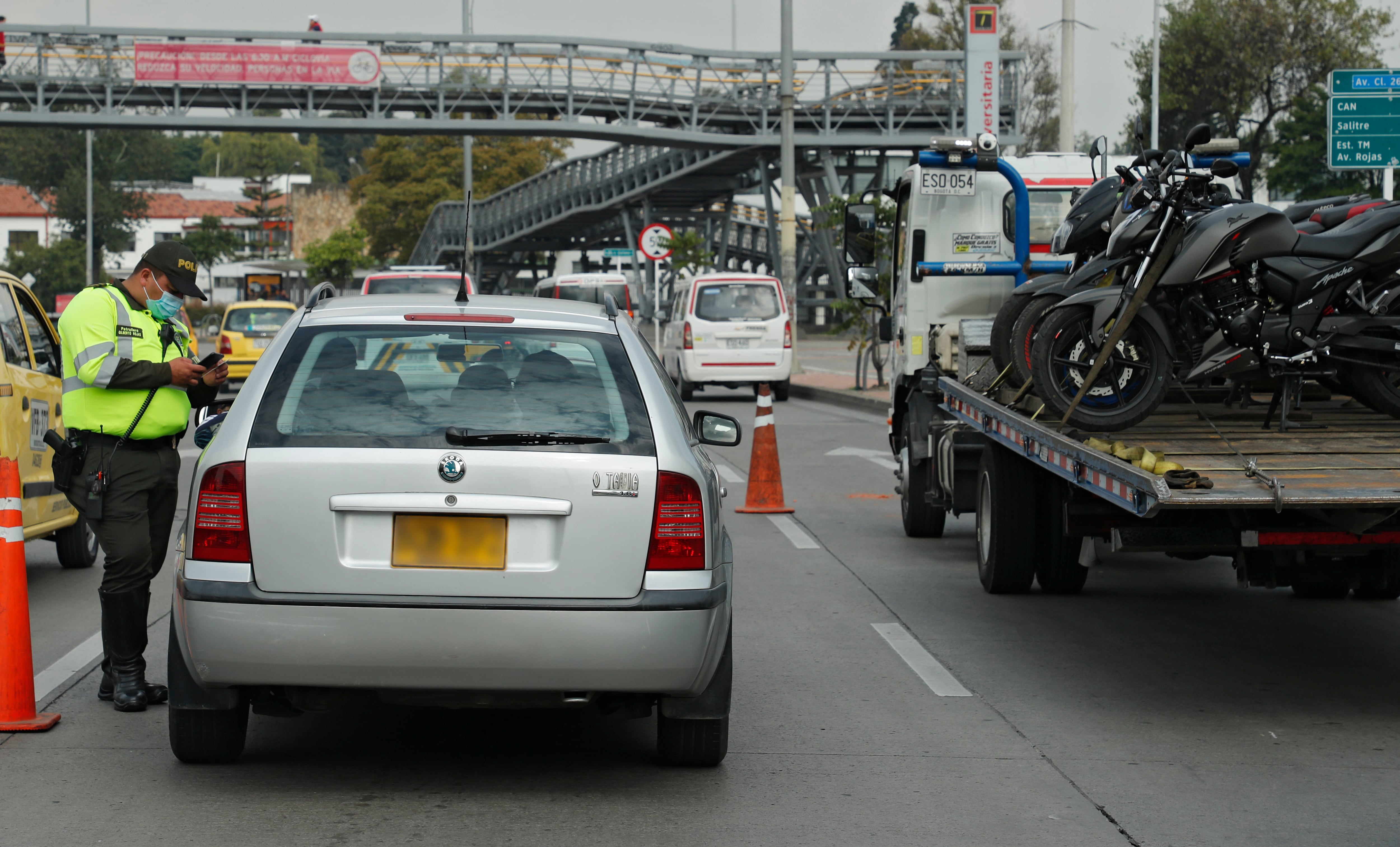 Movilidad en Bogotá en la primera semana de pico y placa todo el día puesto de control policía de tránsito
Comparendo 
Bogotá enero 12 del 2022
Foto Guillermo Torres Reina